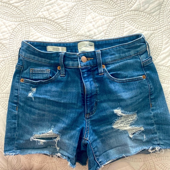 Universal Thread distressed jean shorts - Picture 1 of 4